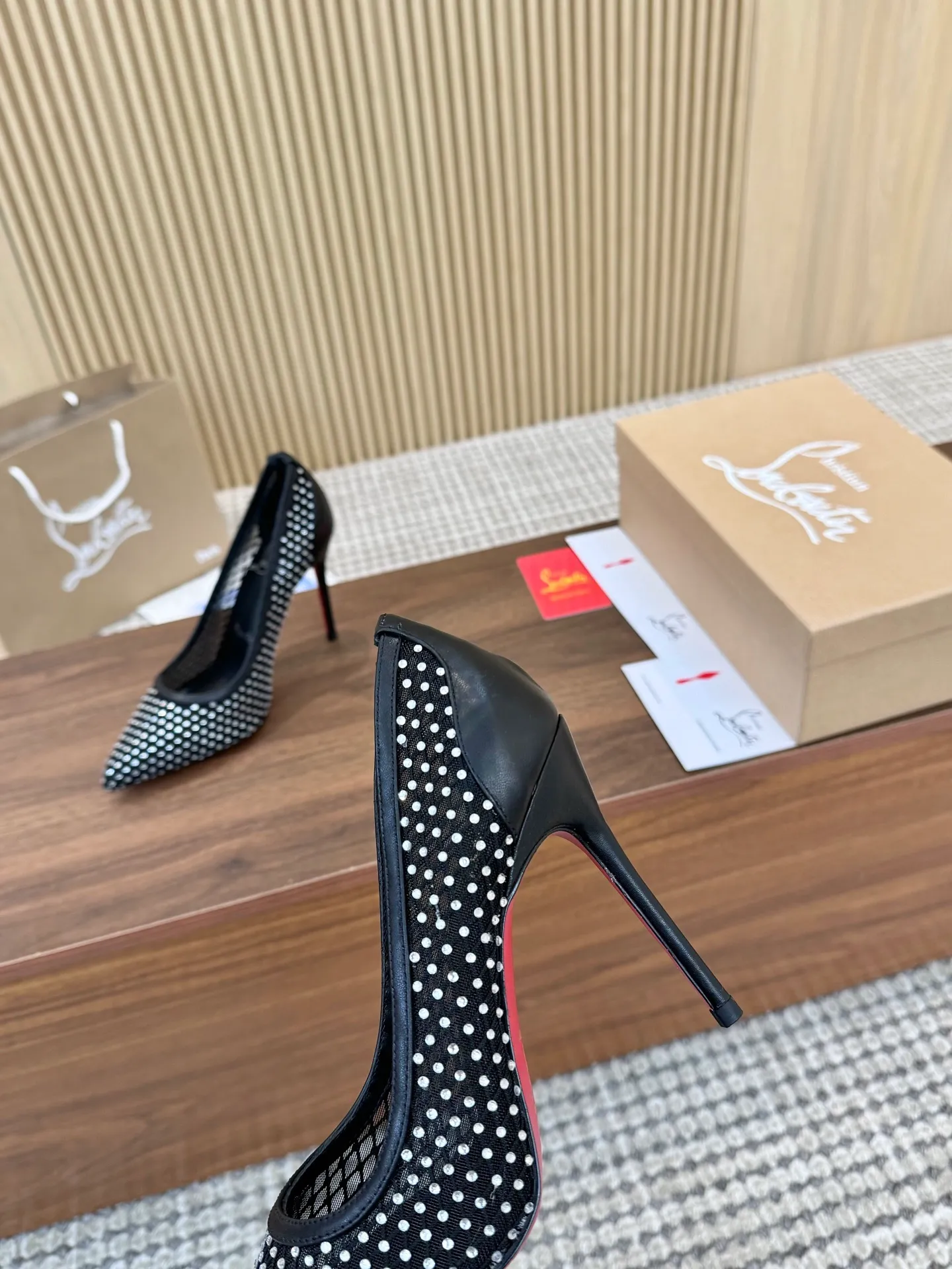 👟👟Ex-factory price 440👟👟 Genuine leather sole +40 Year-round shipment💝Christian Louboutin CL👠 Classic "💎Cow Patent Leather💎Series" noble and luxurious, real blingbling✨ Real materials, all customized by the pattern maker, and the materials are made of original customized materials, achieving the taste of the original 6 color options💍 Upper: imported 👉cow patent leather💪 lining: sheepskin foot pad/lining code number: 34-40.41.42 heel height: two options: 10.5cm and 8.5cm